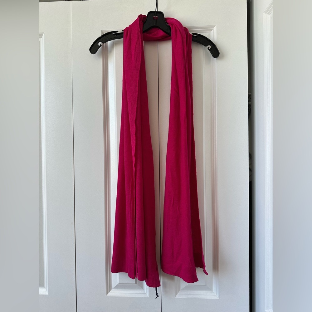 Pink extrafine Merino wool scarf with tag